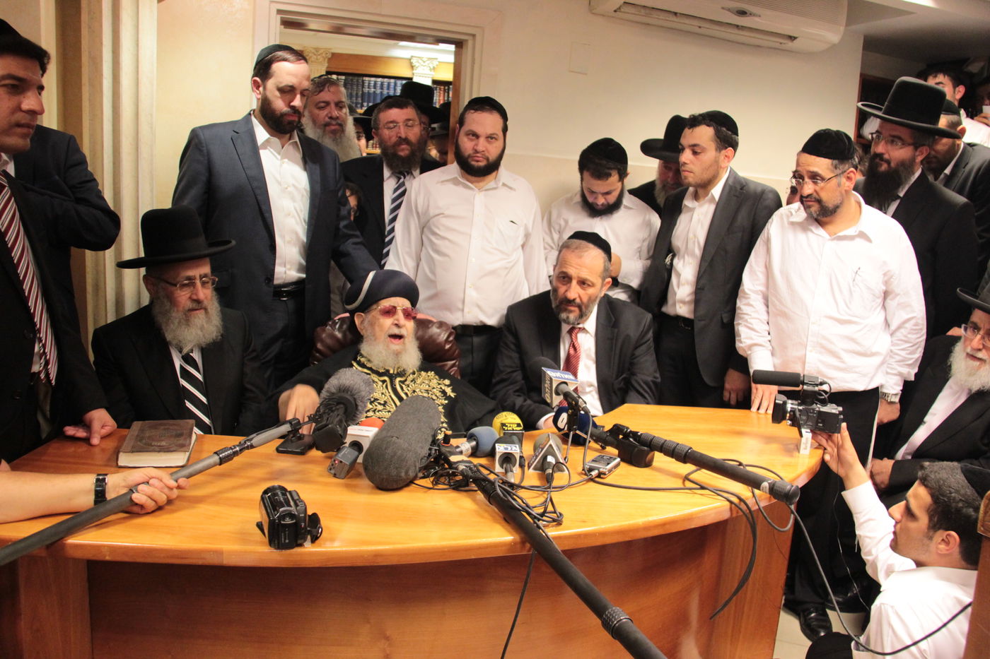 מרן הרב עובדיה יוסף: "כמעט נואשתי, רבי יצחק יהיה רב של כל ישראל"