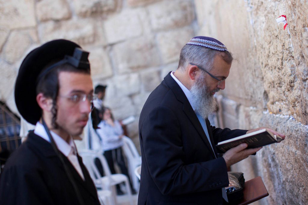 המתמודדים מתפללים בכותל ובקברי צדיקים • תמונות