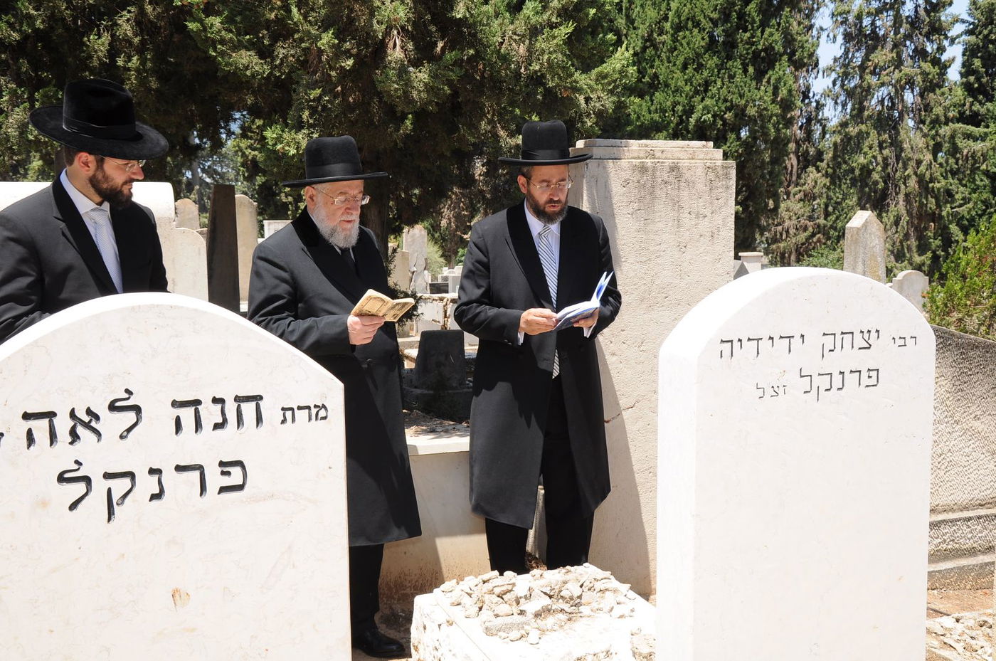על קבר הסבא הרב יצחק ידידיה פרנקל