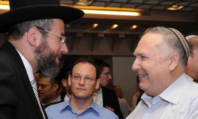 ידידים טובים: הרב לאו עם נתן אשל שפעל למינוי