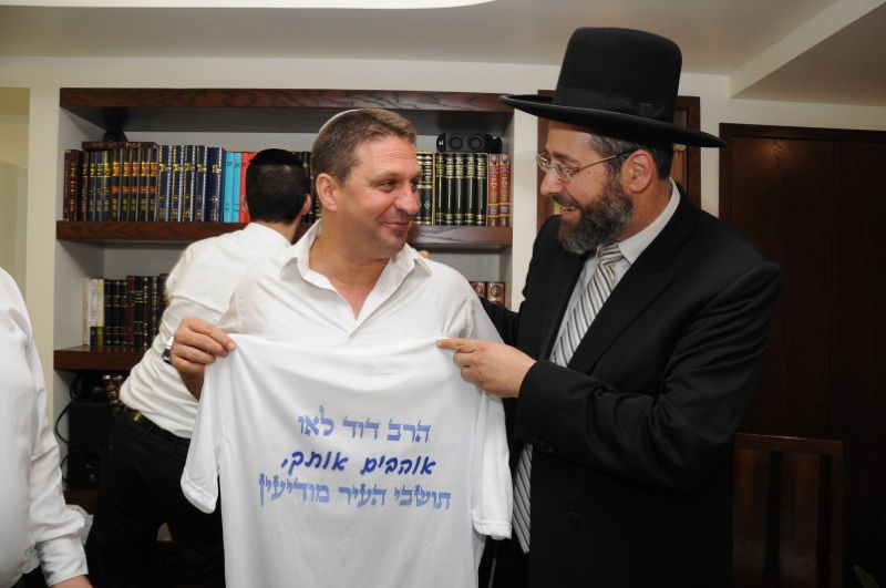 הרב לאו בביתו עם ראש עיריית מודיעין חיים ביבס