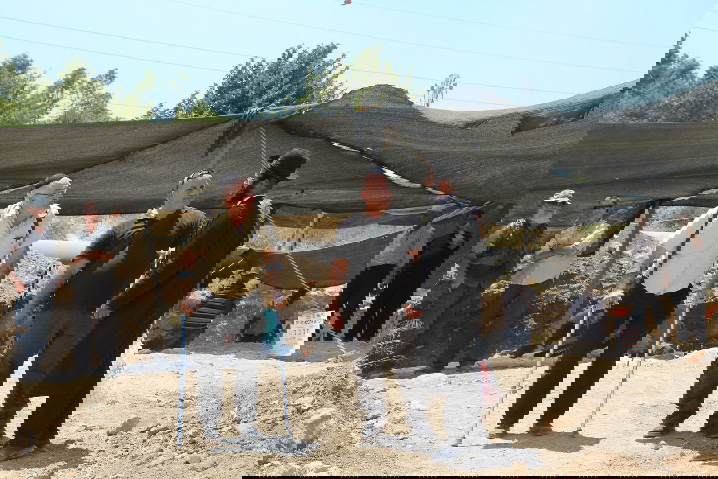 צפו: מפגינים חרדים מחו על 'חילול קברים' סמוך לשער הגיא