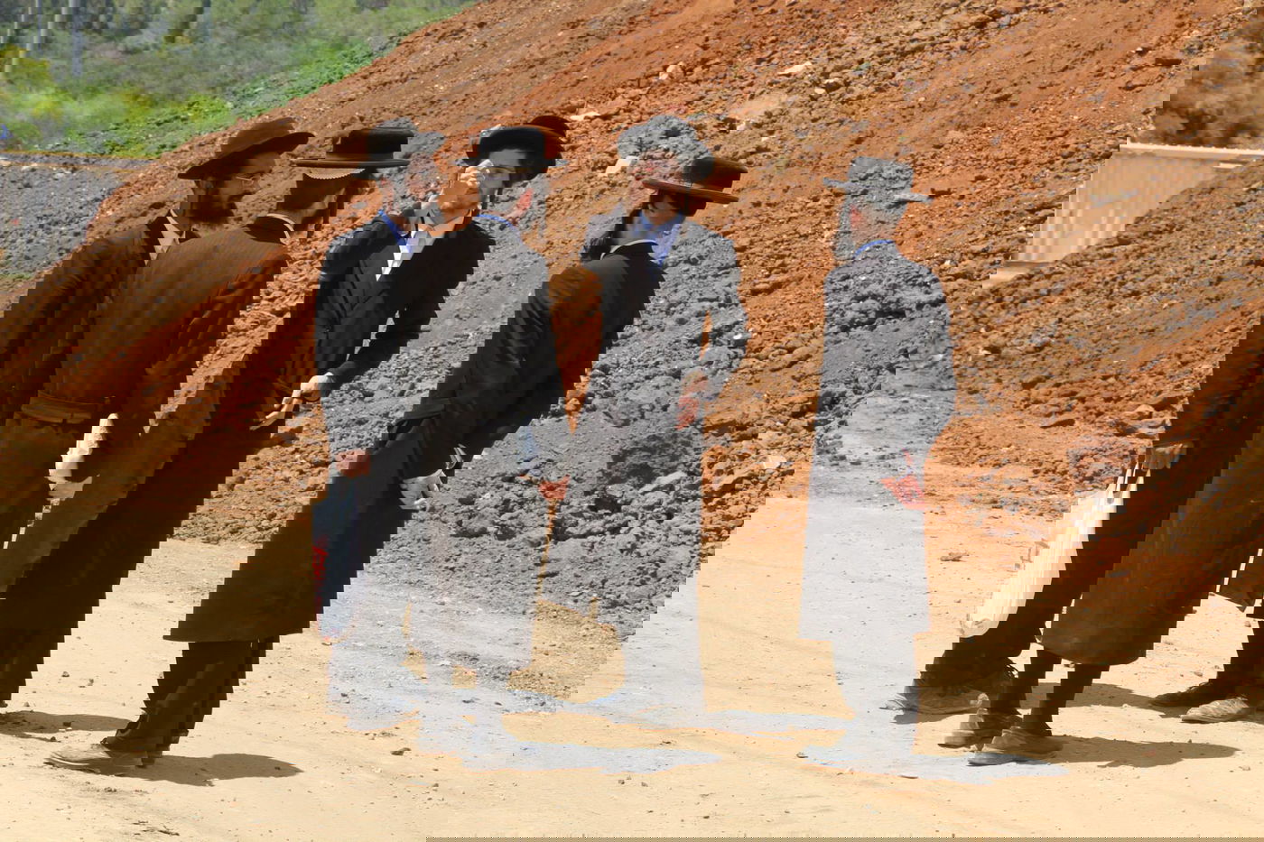 צפו: מפגינים חרדים מחו על 'חילול קברים' סמוך לשער הגיא