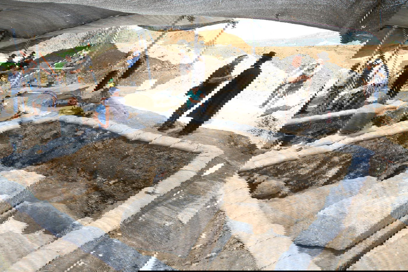 צפו: מפגינים חרדים מחו על 'חילול קברים' סמוך לשער הגיא