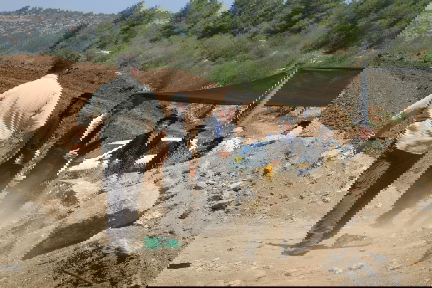 צפו: מפגינים חרדים מחו על 'חילול קברים' סמוך לשער הגיא