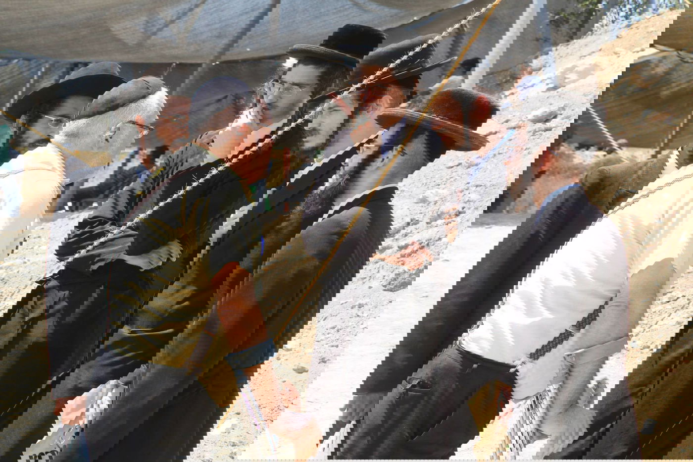 צפו: מפגינים חרדים מחו על 'חילול קברים' סמוך לשער הגיא