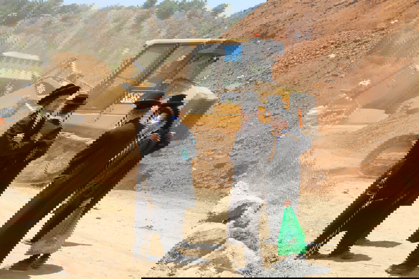 צפו: מפגינים חרדים מחו על 'חילול קברים' סמוך לשער הגיא