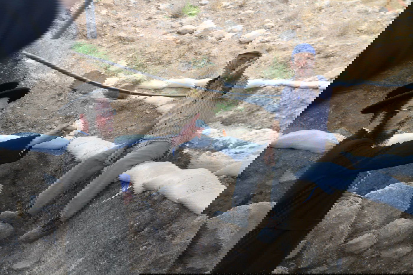 צפו: מפגינים חרדים מחו על 'חילול קברים' סמוך לשער הגיא