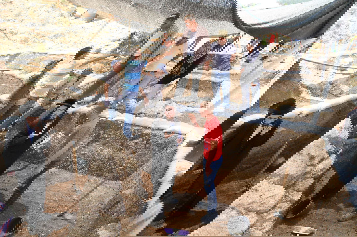 צפו: מפגינים חרדים מחו על 'חילול קברים' סמוך לשער הגיא