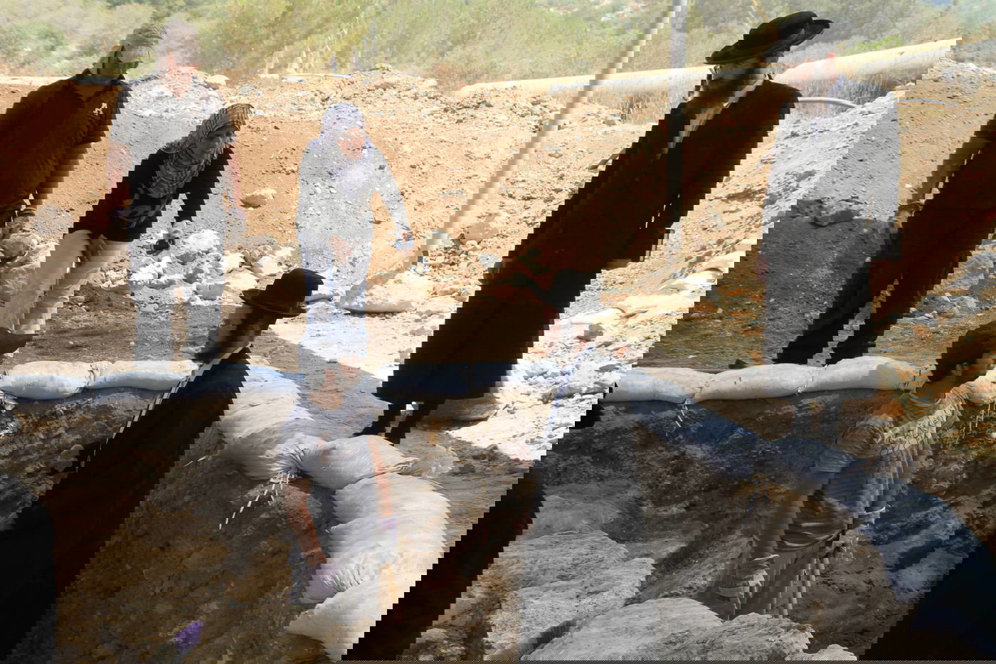 צפו: מפגינים חרדים מחו על 'חילול קברים' סמוך לשער הגיא