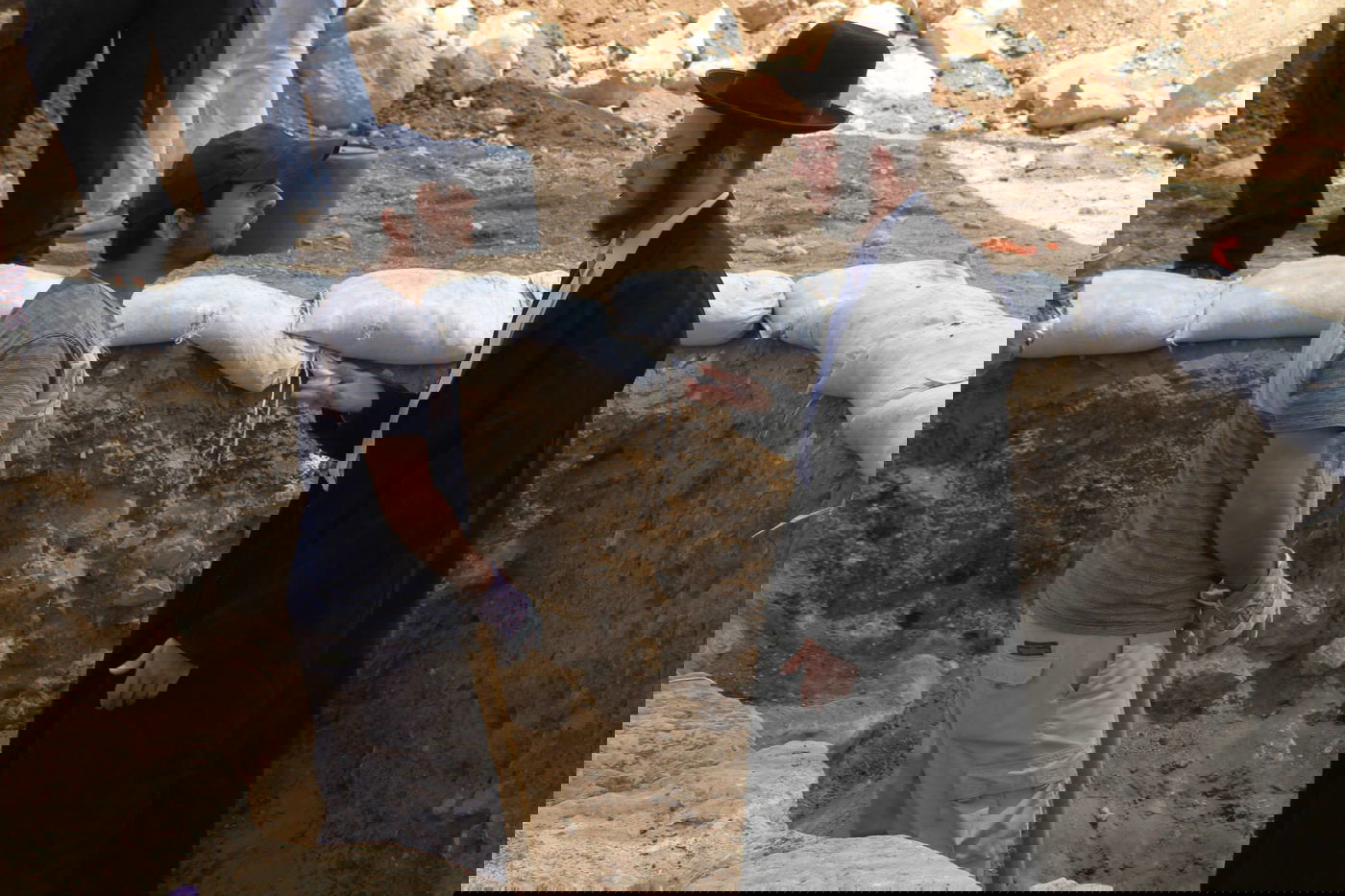 צפו: מפגינים חרדים מחו על 'חילול קברים' סמוך לשער הגיא