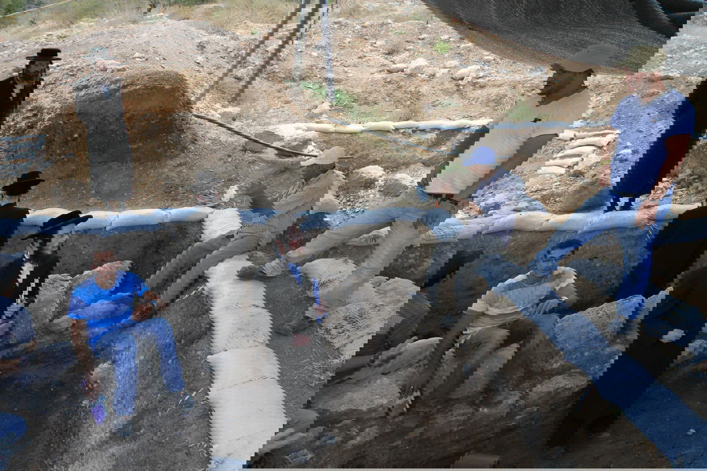 צפו: מפגינים חרדים מחו על 'חילול קברים' סמוך לשער הגיא