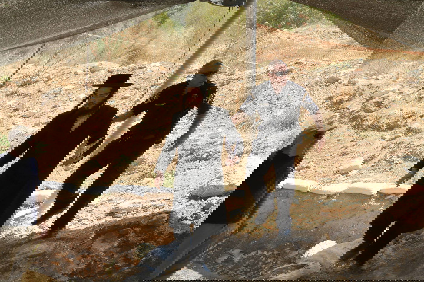 צפו: מפגינים חרדים מחו על 'חילול קברים' סמוך לשער הגיא