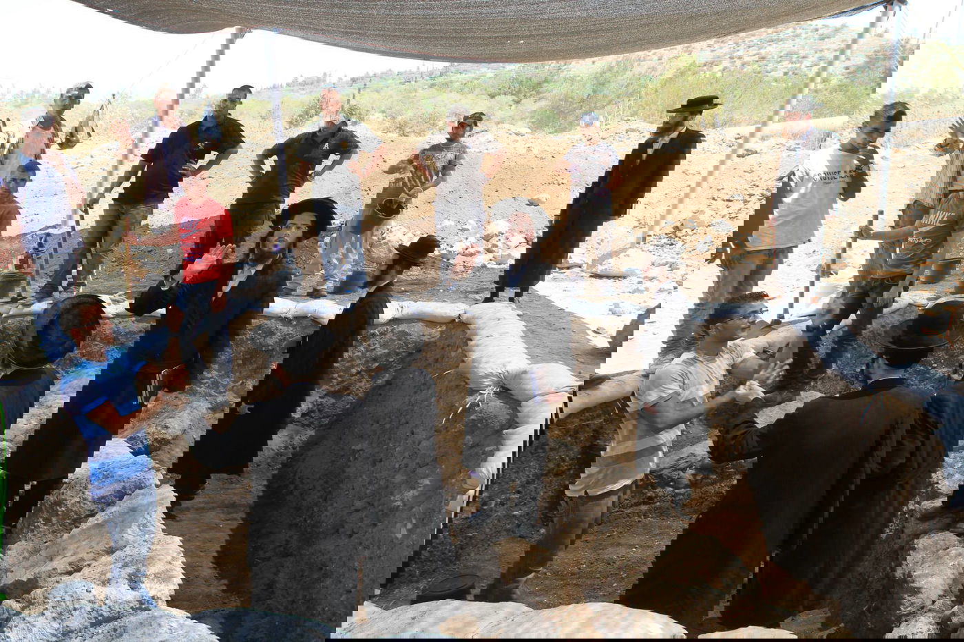 צפו: מפגינים חרדים מחו על 'חילול קברים' סמוך לשער הגיא