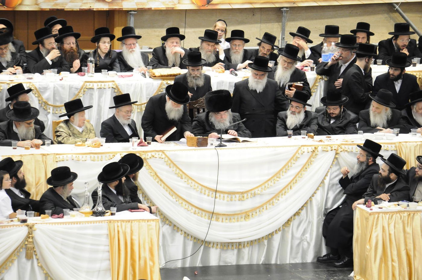 סגירת מעגל בבעלזא: חתונת הנכדה - בתאריך חתונת הנכד