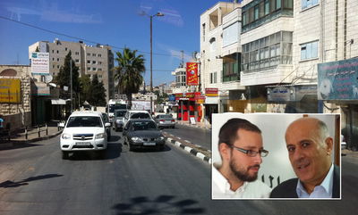 כתב כיכר השבת עם ג'בריל רג'וב על רקע העיר רמאללה