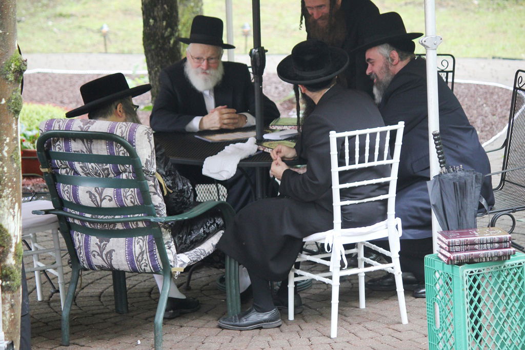 סאטמר: דינר בווילת הנופש של האדמו"ר • תמונות