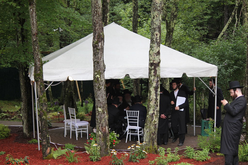 סאטמר: דינר בווילת הנופש של האדמו"ר • תמונות