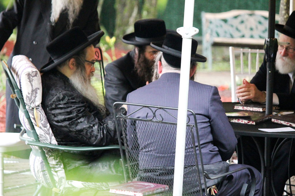 סאטמר: דינר בווילת הנופש של האדמו"ר • תמונות