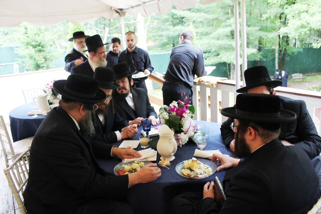 סאטמר: דינר בווילת הנופש של האדמו"ר • תמונות