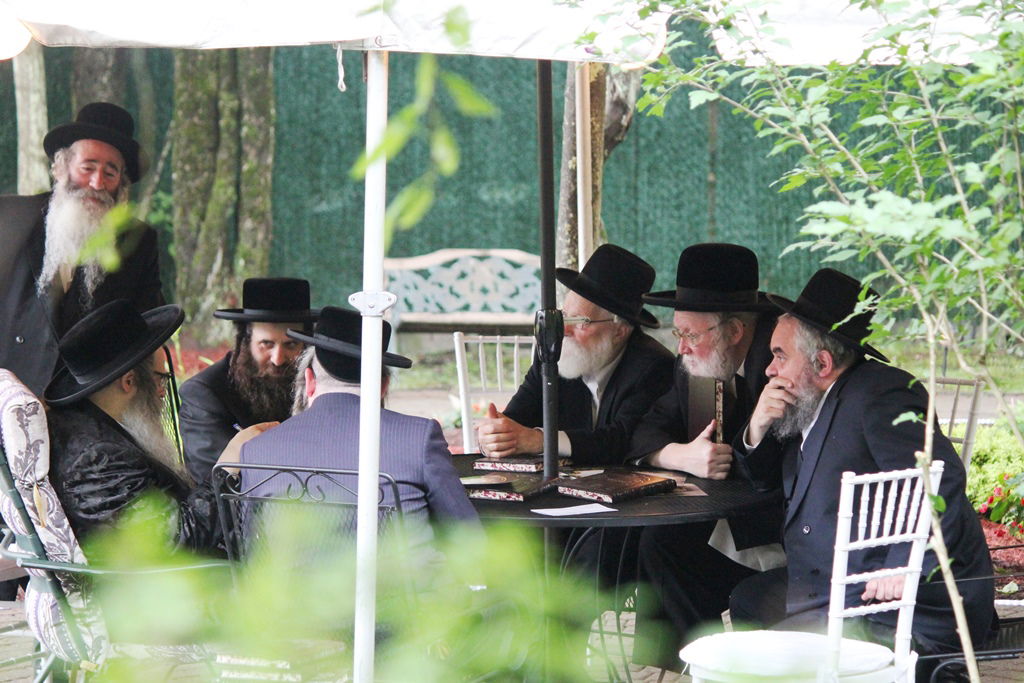 סאטמר: דינר בווילת הנופש של האדמו"ר • תמונות