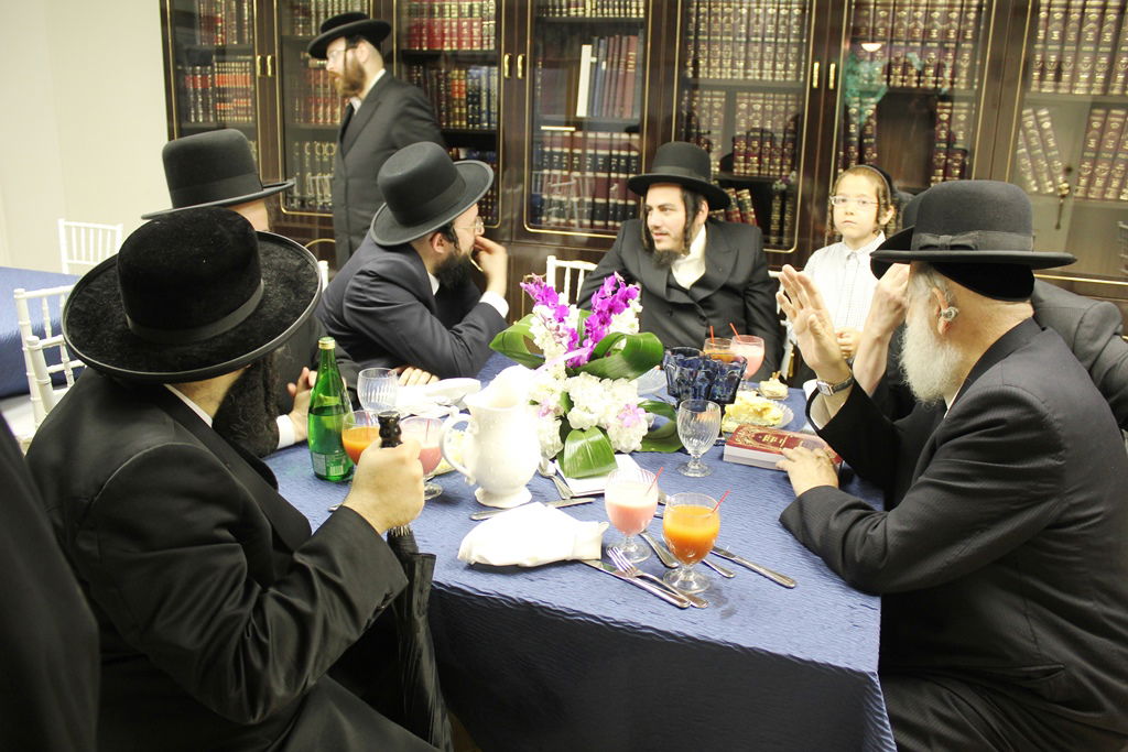 סאטמר: דינר בווילת הנופש של האדמו"ר • תמונות