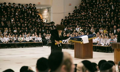 האדמו"ר מסקווירא בריקוד עם ספר התורה