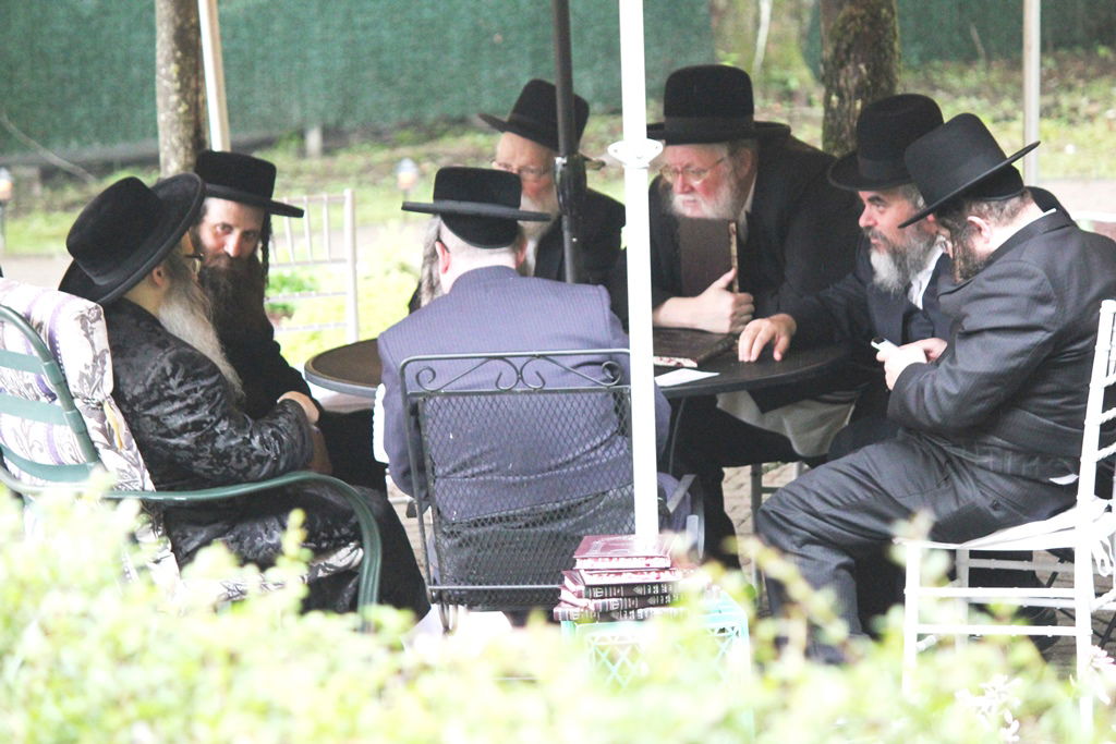 סאטמר: דינר בווילת הנופש של האדמו"ר • תמונות