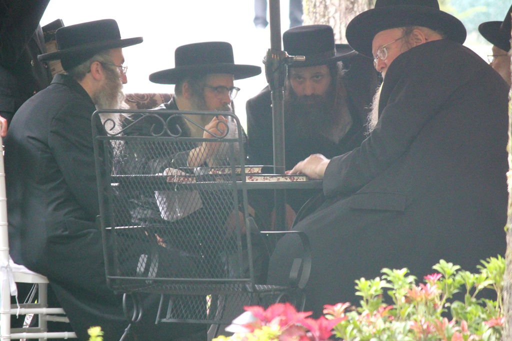 סאטמר: דינר בווילת הנופש של האדמו"ר • תמונות