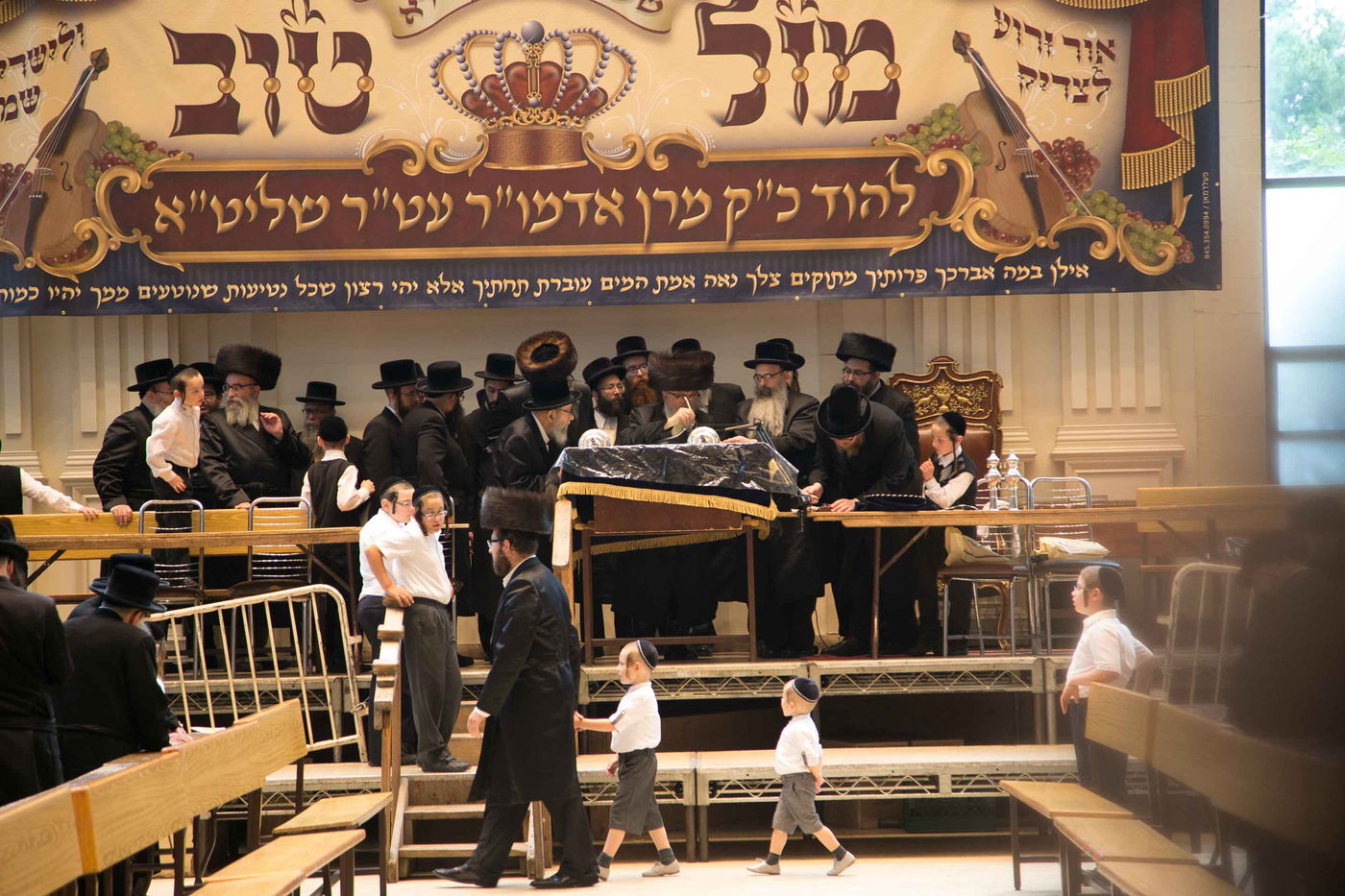 סקווירא: מעמד הכנסת ספר תורה • גלריה