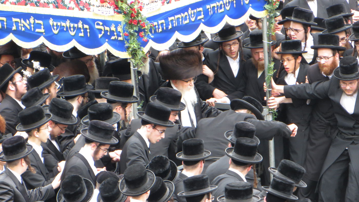 סקווירא: מעמד הכנסת ספר תורה • גלריה