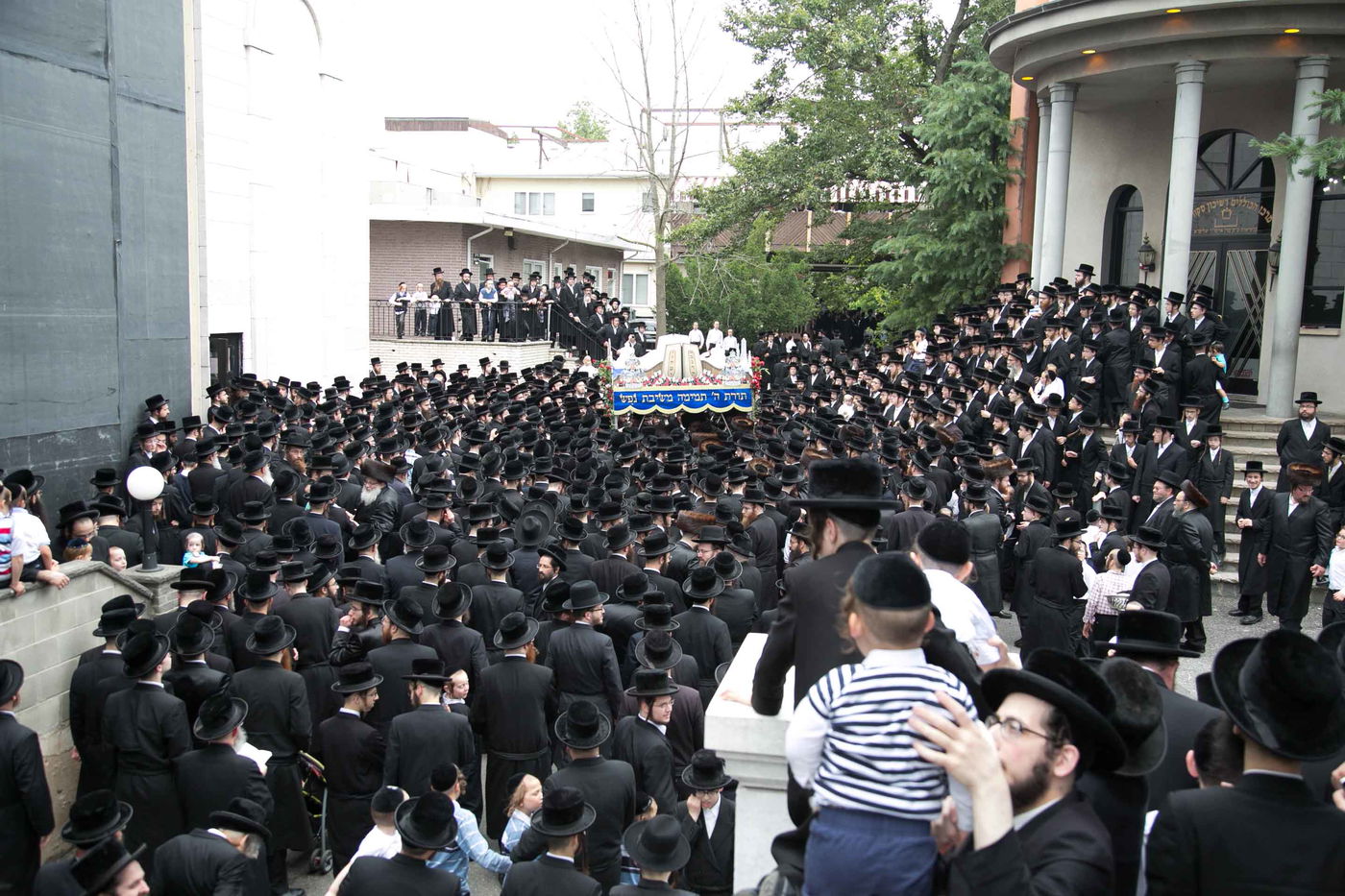 סקווירא: מעמד הכנסת ספר תורה • גלריה