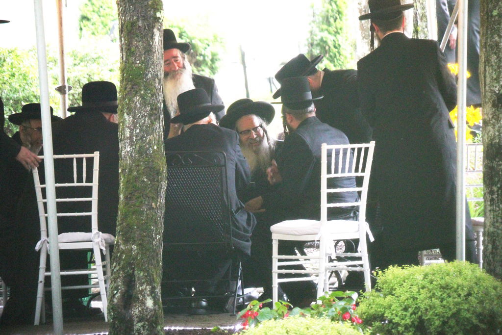 סאטמר: דינר בווילת הנופש של האדמו"ר • תמונות