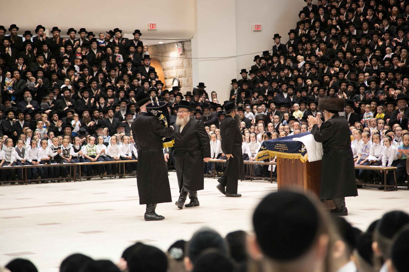 סקווירא: מעמד הכנסת ספר תורה • גלריה