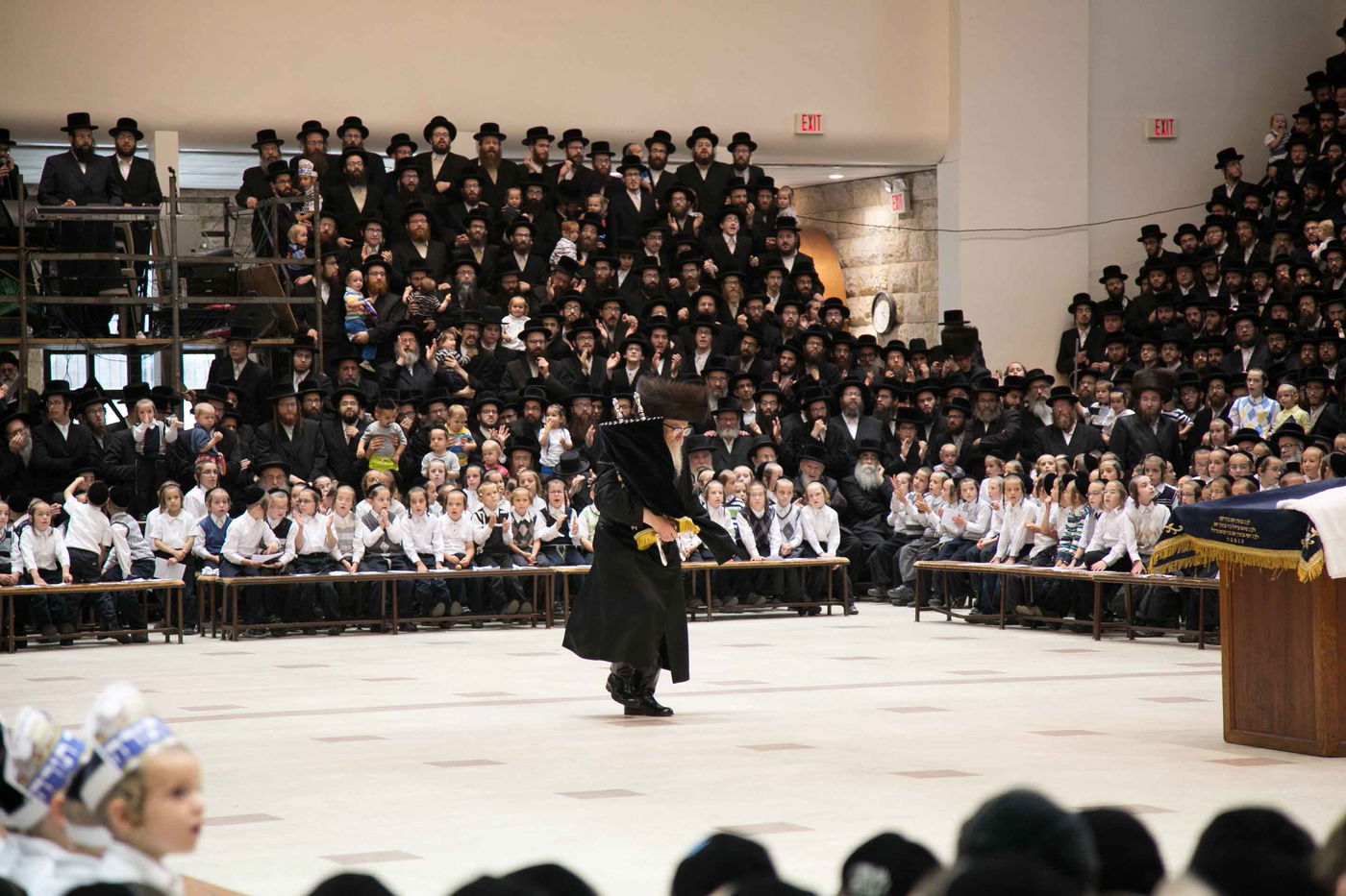 סקווירא: מעמד הכנסת ספר תורה • גלריה