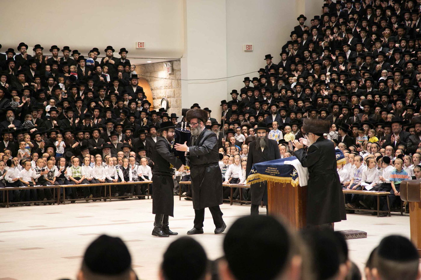 סקווירא: מעמד הכנסת ספר תורה • גלריה