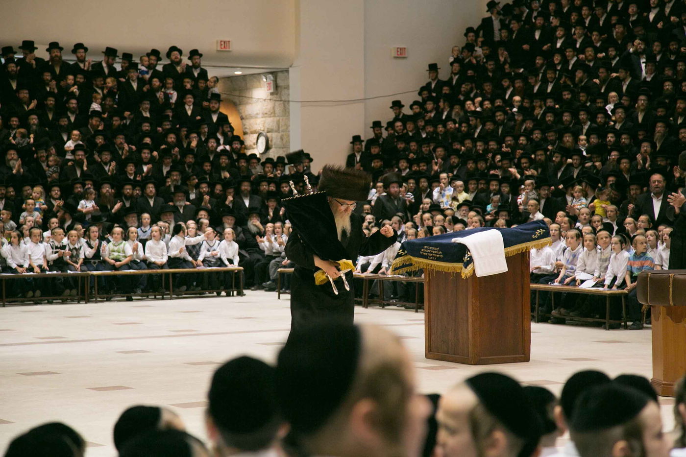 סקווירא: מעמד הכנסת ספר תורה • גלריה