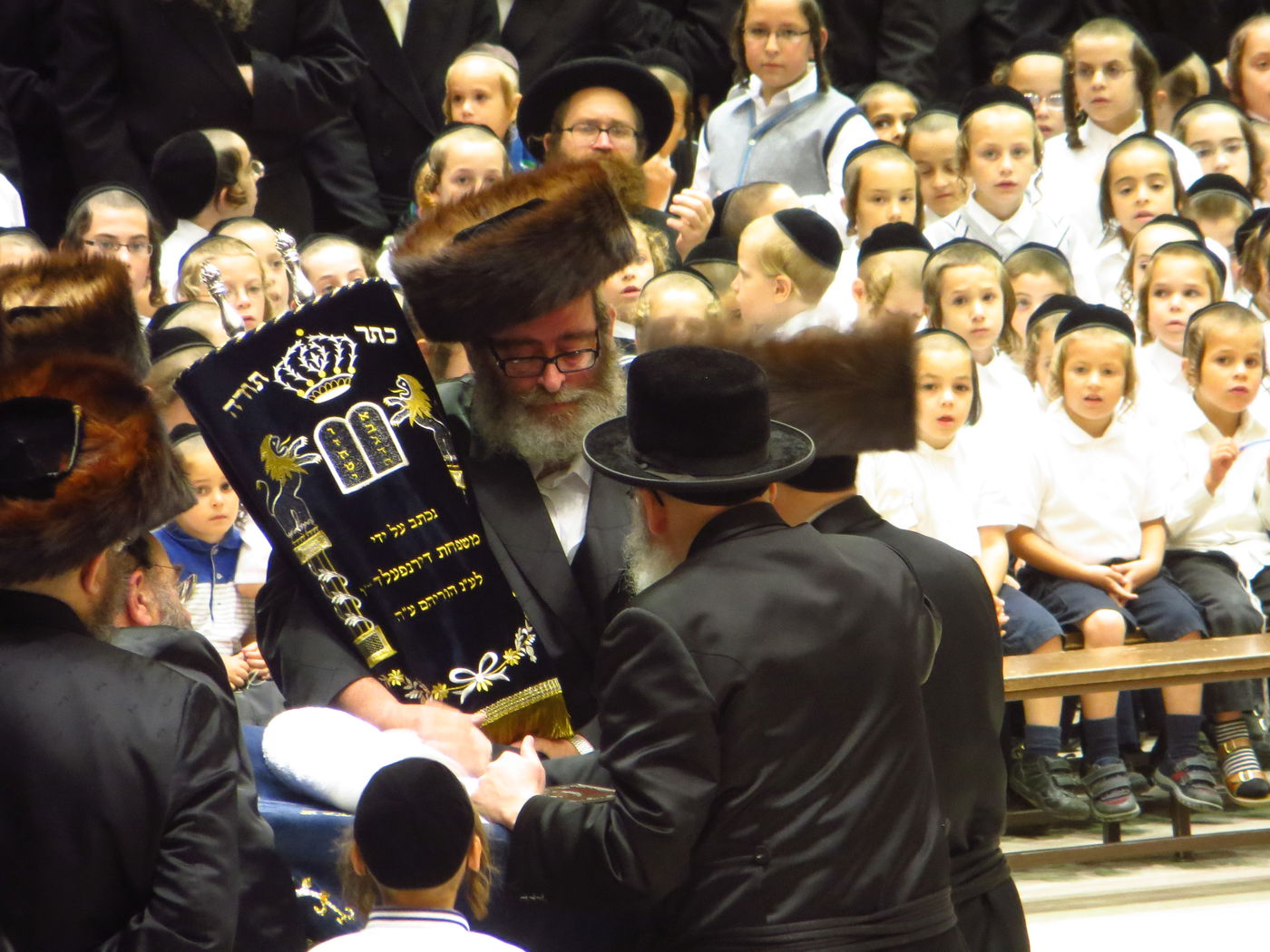 סקווירא: מעמד הכנסת ספר תורה • גלריה