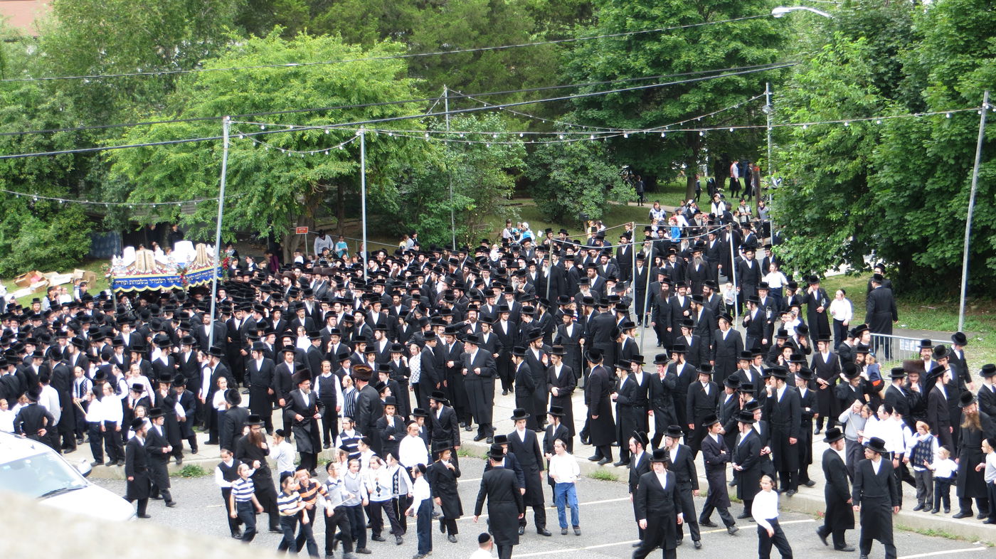סקווירא: מעמד הכנסת ספר תורה • גלריה