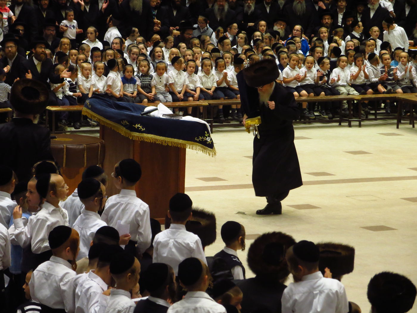 סקווירא: מעמד הכנסת ספר תורה • גלריה