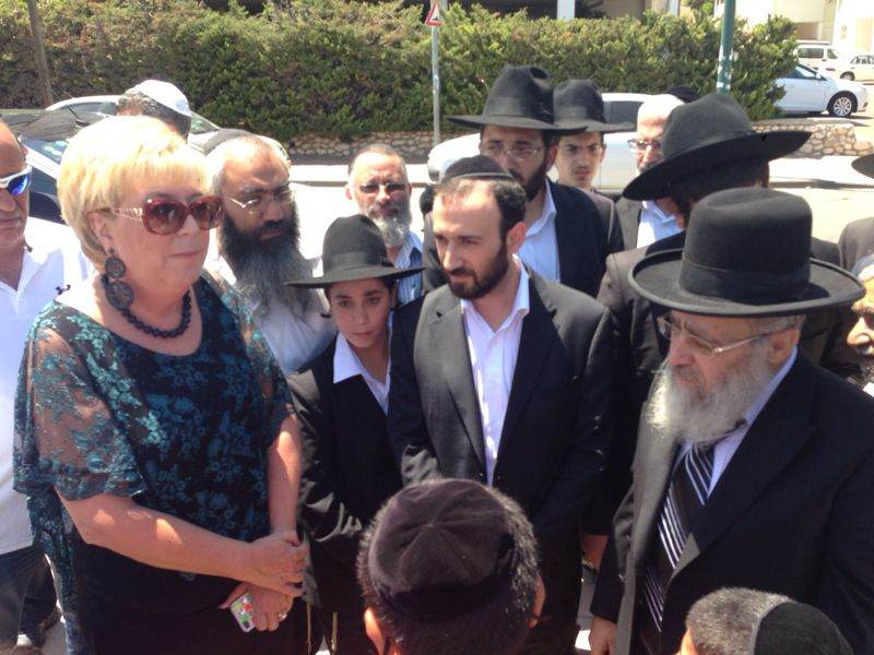 נתניה: הרב יצחק יוסף ביקר בבית הכנסת שהוצת