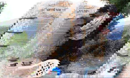 "פותחן לבירה, הם לא הביאו. בשביל זה יש את האנדרטה"