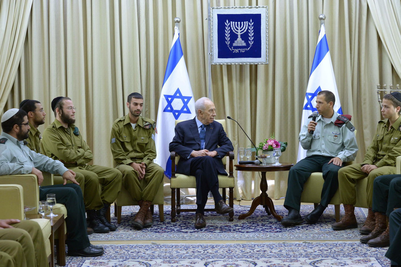 הנשיא פרס עם חיילים חרדים