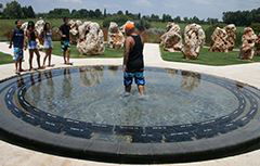 תמונה ויראלית: לא רק חרדים משכשכים את רגליהם באנדרטת הזיכרון