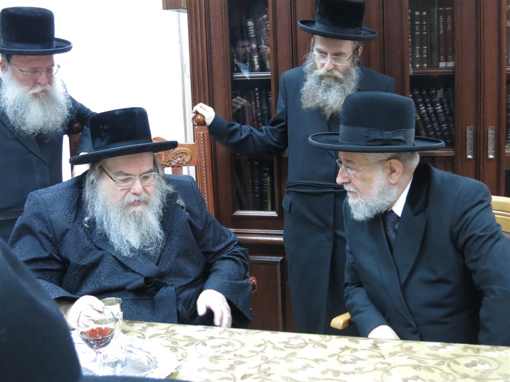 צפו: האדמו"ר מבעלזא בירך את הרב דוד לאו