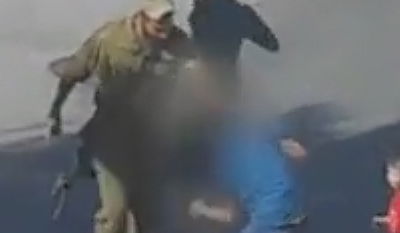 חייל צה"ל תועד כשהוא מכה ילד פלסטיני כבן 12