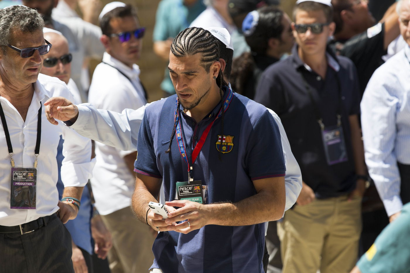 שחקני קבוצת הכדורגל ברצלונה ביקרו בכותל • תמונות
