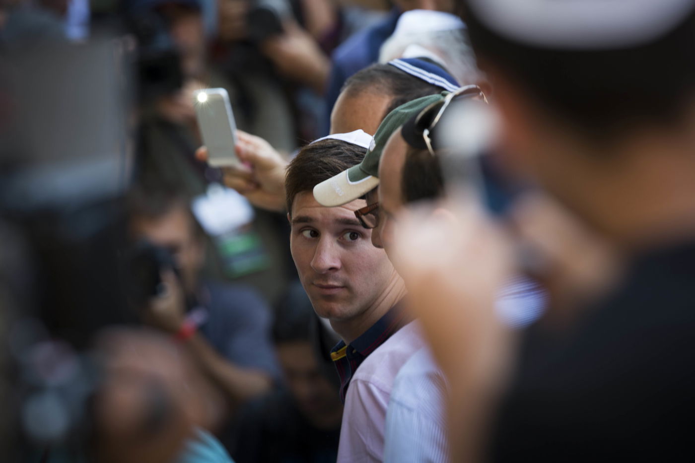 שחקני קבוצת הכדורגל ברצלונה ביקרו בכותל • תמונות