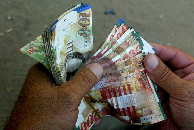 המשגיח אולץ לגנוב מהבנק, אך התריע בפני הבעלים