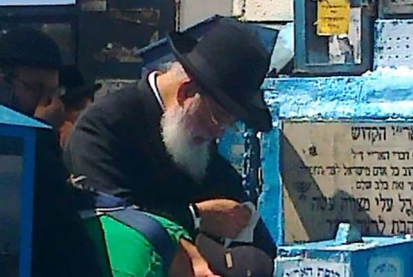 הרב עמאר מתפלל בציון האר"י